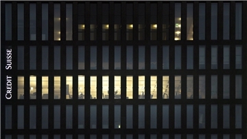 Das Logo an einem Gebäude der Credit Suisse Bank in Zürich-Oerlikon. Angesichts eines Kurseinbruchs und starker Verunsicherung um die Crédit Suisse will die Schweizer Nationalbank (SNB) dem Finanzinstitut bei Bedarf Liquidität zur Verfügung stellen.