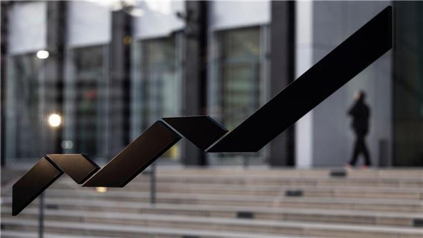 Das Logo der Deutsche Börse Group vor der Zentrale des Marktbetreibers in Eschborn.