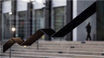 Das Logo der Deutsche Börse Group vor der Zentrale des Marktbetreibers in Eschborn.