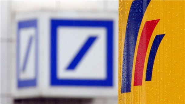 Postbank und DWS: IT-Probleme quälen die Deutsche Bank Das Logo der Deutschen Bank (l) und der Postbank.