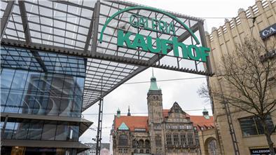 Das Logo der Galeria Kaufhof prangt groß über dem Neumarkt in Chemnitz. Die Filiale ist auch von den Schließungen betroffen (Archivbild).