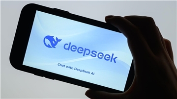 Das Logo des chinesischen KI-Chatbot Deepseek ist auf einem Smartphone zu sehen.