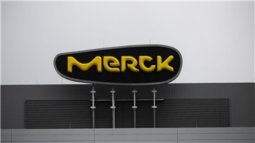 Das Logo des Pharma- und Chemiekonzerns Merck steht auf einem Gebäude an dessen Sitz in Darmstadt.