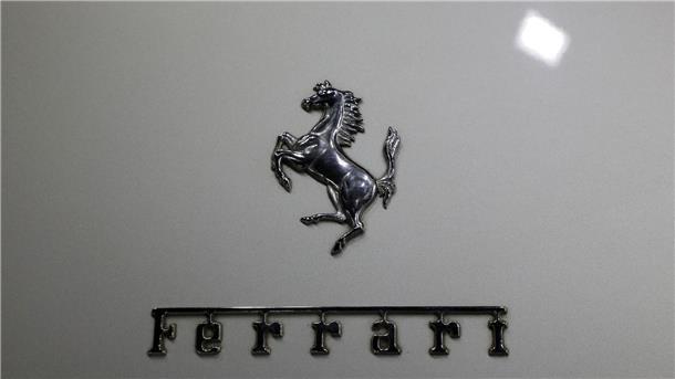 Das Logo des Sportwagenherstellers Ferrari.