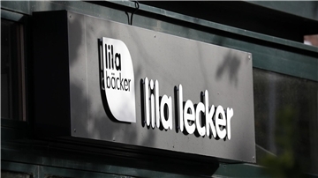 Das Logo des Unternehmens Lila Bäcker an einer Filiale in Warnemünde.