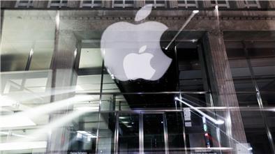 Das Logo des US-amerikanischen Technologieunternehmens Apple ist am Apple Store Jungfernstieg in der Innenstadt in Hamburg zu sehen.