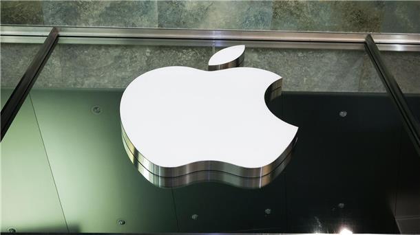 iPhone legt gegen Markt-Trend zu - Konzernumsatz sinkt Das Logo des US-amerikanischen Technologieunternehmens Apple ist in am Apple Store Jungfernstieg in der Innenstadt von Hamburg zu sehen.