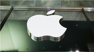Das Logo des US-amerikanischen Technologieunternehmens Apple ist in am Apple Store Jungfernstieg in der Innenstadt von Hamburg zu sehen.