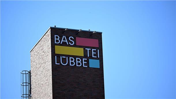 Lovestorys für Leserinnen: Buchverlag Bastei Lübbe legt zu Das Logo des Verlages Bastei Lübbe ist an der Unternehmenszentrale zu sehen. Der Konzern hat im Geschäftsjahr 2023/24 kräftig zugelegt.