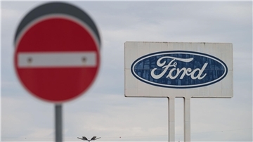 Das Logo von Ford auf dem Parkplatz des Werks Saarlouis.
