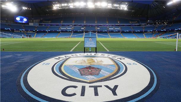Manchester-City-Urteil stellt Financial Fair Play infrage Das Logo von Manchester City ist im Stadion vor einem Champions-League-Spiel zu sehen. Dieses Bild wird wohl auch in den kommenden Jahren wieder
