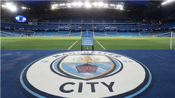 Das Logo von Manchester City ist im Stadion vor einem Champions-League-Spiel zu sehen. Dieses Bild wird wohl auch in den kommenden Jahren wieder