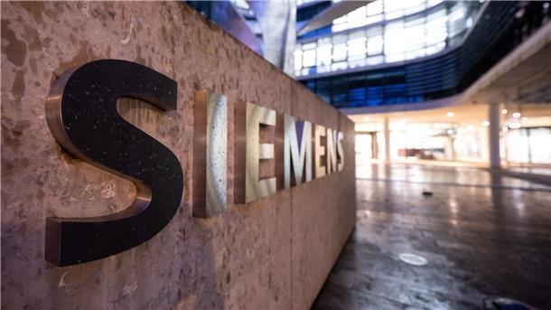 Das Logo von Siemens ist an der Firmenzentrale in München zu sehen.