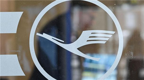 Das Lufthansa Logo an einem Büro im Terminal 1 am Frankfurter Flughafen.