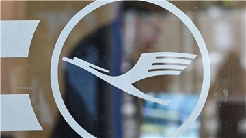Das Lufthansa Logo an einem Büro im Terminal 1 am Frankfurter Flughafen.