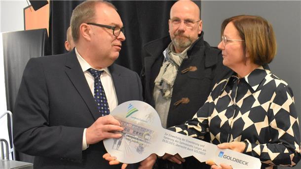Das macht natürlich Spaß: Landrat Thorsten Krüger übergibt Isabella Grüninger, Leiterin des Gymnasiums Langen, den symbolischen Schlüssel für das neue Gebäude. Der Kreis hat das Gymnasium für 29 Millionen Euro erweitert. 