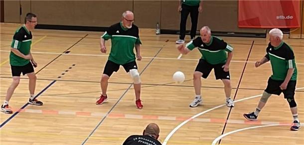 Männer 40 des MTV Wohnste belegen Platz 4 bei Deutschen Seniorenmeisterschaften Das Männer60-Team bei einer gelungenen Annahme im Spiel gegen Altenbochum. Dennoch blieb Udo Ehlert, Bernd Meyer, Bodo Klindworth und Johann Kogge (von links) am Ende nur der letzte Platz bei ihrem ersten Auftritt bei einer Deutschen Seniorenmeisterschaft.