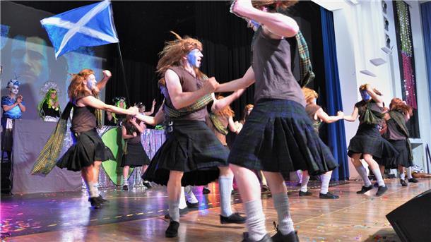 Das Männerballett als schottische Freiheitskrieger.