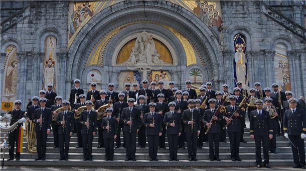 Das Marinemusikkorps Wilhelmshaven ist ein gern gesehener Gast bei Wohltätigkeitskonzerten. Musiker in Marineuniformen auf einer Treppe vor einem Kirchenportal.