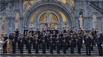 Marinekorps bringt weihnachtliche Stimmung in die Christuskirche Das Marinemusikkorps Wilhelmshaven ist ein gern gesehener Gast bei Wohltätigkeitskonzerten. Musiker in Marineuniformen auf einer Treppe vor einem Kirchenportal.