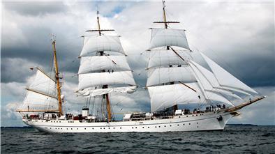 Das Marineschulschiff „Gorch Fock“ läuft unter Segeln über die Kieler Förde. Die Generalüberholung des Dreimasters war lange ein finanzielles und politisches Desaster. Nun geht es aufs Ende zu, die „Gorch Fock“ soll in der zweiten Jahrsshälfte wieder segeln.