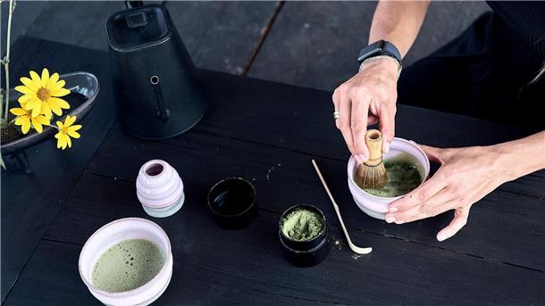 Der Matcha-Boom: Vorreiterin setzt auf deutschen Teeanbau Das Matcha-Pulver wird mit Wasser und einem Besen schaumig geschlagen.