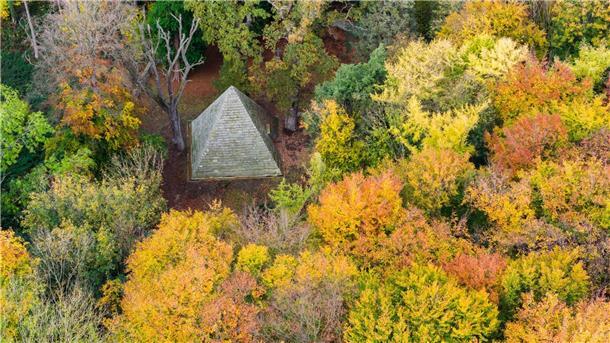 Bilder des Tages Das Mausoleum des Grafen Ernst zu Münster steht zwischen herbstlichen Bäumen am Laves-Kulturpfad im Landkreis Hildesheim.