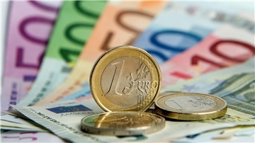 Das Medianentgelt ist das Einkommen, bei dem es genauso viele Menschen mit einem höheren wie mit einem niedrigeren Einkommen gibt.