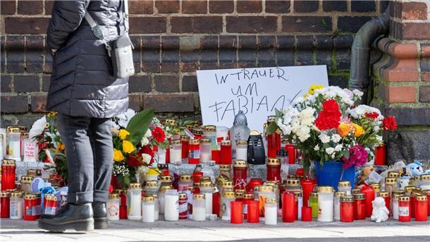 Kein Verdächtiger im Fall Fabian: Druck auf Ermittler wächst Das Meer an Kerzen vor der Güstrower Pfarrkirche wächst noch immer.