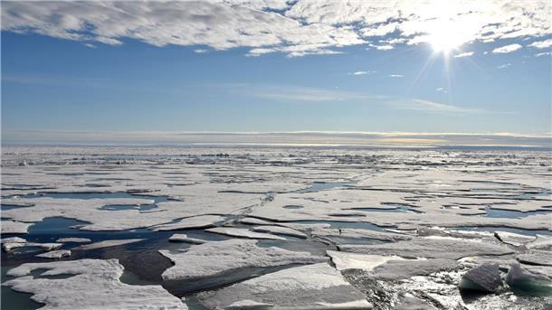 Phänomen: Arktisches Eis im Sommer von Schnee bedeckt Das Meereis hatte in diesem Sommer eine Dicke von rund 1,2 Meter - mehr als in den besonders schlechten Jahren 2020 und 2012.