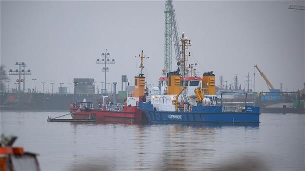 Ölbekämpfung auf dem Nord-Ostsee-Kanal läuft weiter Das Mehrzweckschiff „Odin“ fährt mit einem Ponton über das Wasser vor der Schleuse, um das Öl aufzunehmen.