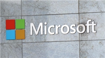 Das Microsoft-Logo ist an einem Firmengebäude zu sehen.
