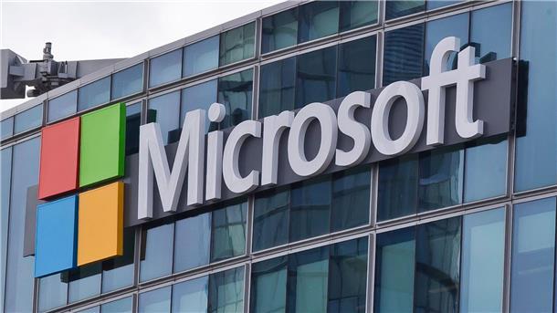 Microsoft bläst mit ChatGPT-Machern zum Angriff auf Google Das Microsoft-Logo ist in Issy-les-Moulineaux, außerhalb von Paris, an einem Bürogebäude zu sehen.