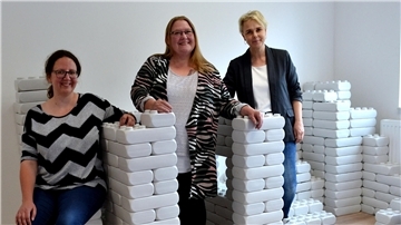 Das Miteinander passt: Das Team der Autismus-Ambulanz der Lebenshilfe Bremervörde/Zeven steht zusammen, (von links nach rechts) die langjährige Mitarbeitern Mairin Bruns, ihre neue Kollegin Jutta Bertholdt und Bereichsleitung Sylvia Mehrkens-Bartsch.