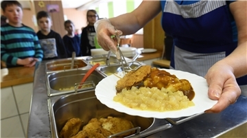 Das Mittagessen werden die Eltern bezahlen müssen, für die Bereitstellung und Ausgabe wird die Gemeinde als Schulträger zuständig sein.