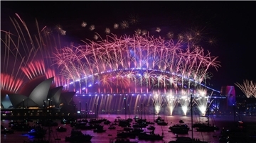 Das Mitternachtsfeuerwerk an Silvester über dem Sydney Opera House und der Sydney Harbour Bridge.