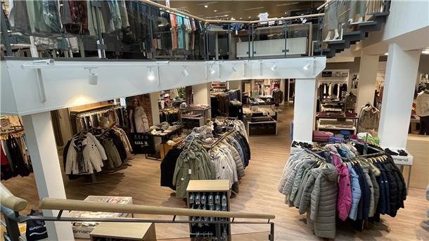 Blick ins Modehaus Büsing in Nordenham, das Mitte 2026 schließt.