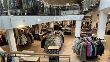 Blick ins Modehaus Büsing in Nordenham, das Mitte 2026 schließt.