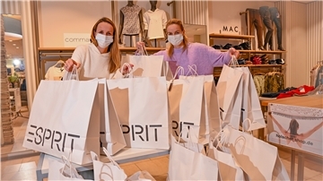 Das Modehaus Holscher in Loxstedt verkauft günstige „Wundertüten“, die von Stefanie Giesemann (links) und Kristina Holscher gefüllt werden.