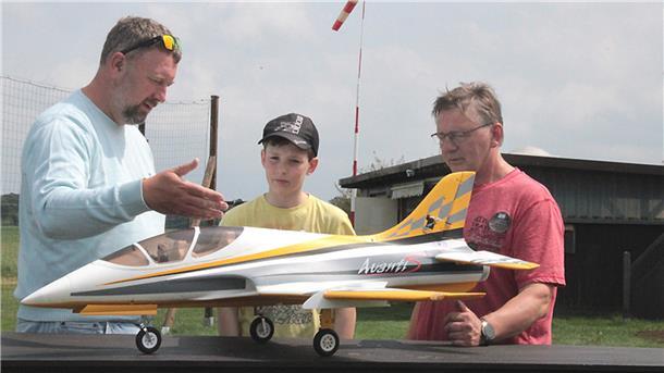 Am Modellflugzeug (von links): Thorben Büscher, Mika Klindworth, sein Vater Wilfried.