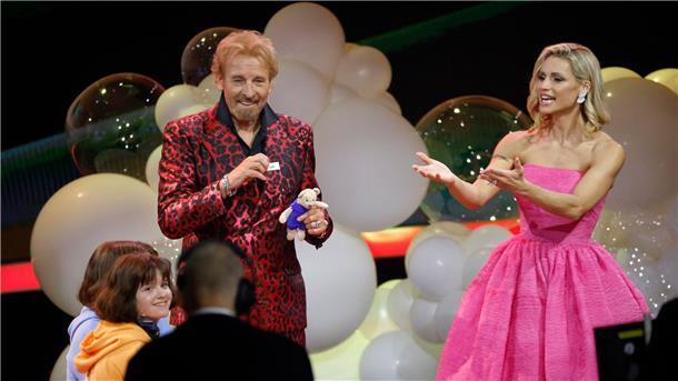 „Wetten, dass..?“: Glanzvolle Momente und verrückte Tricks Das Moderatorenpaar Gottschalk/Hunziker begrüßen Luise und Mira Pfeiffer zur Kinderwette.