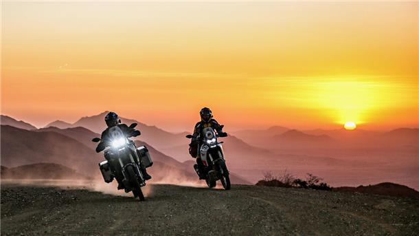 Zwei Motorradfahrer in der Wüste Namibias.