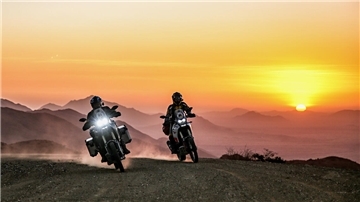 Zwei Motorradfahrer in der Wüste Namibias.