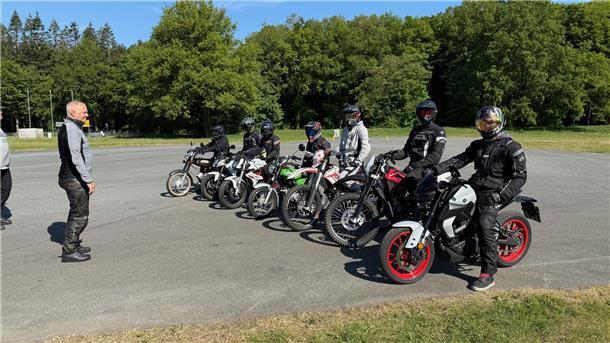 Das Motorradtraining in Zeven bot jungen Fahranfängern wertvolle Lektionen zu Sicherheit und Fahrtechnik.