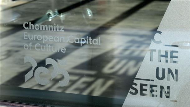 Bundespräsident kommt zur Eröffnung der Kulturhauptstadt Das Motto der Kulturhauptstadt Chemnitz „C The Unseen“ zeichnet sich als Schatten auf dem Boden des Welcome Centers in Chemnitz ab. (Archivbild)