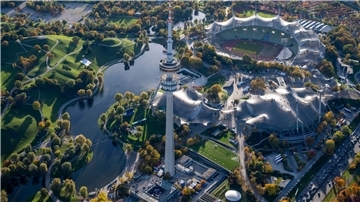 Das Münchner Olympiastadion aus der Luft.
