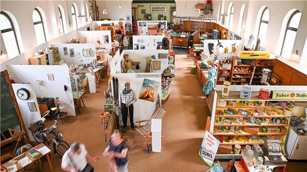 Das Museum der 50er Jahre von Kerstin von Freytag Löringhoff verlässt die ehemalige amerikanische Kirche.