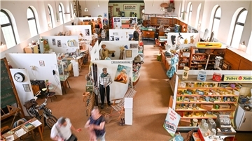 Das Museum der 50er Jahre von Kerstin von Freytag Löringhoff verlässt die ehemalige amerikanische Kirche.