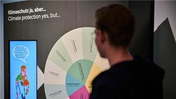 Das Museum für Kommunikation in Berlin zeigt die Ausstellung „Klima_X. Warum tun wir nicht, was wir wissen?“.