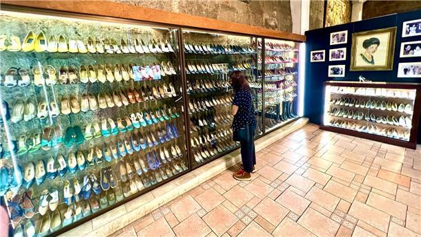 Pumps und Peeptoes: Museum zeigt Schuhe von Imelda Marcos Das Museum ist in Marikina, der Schuh-Hauptstadt der Philippinen.